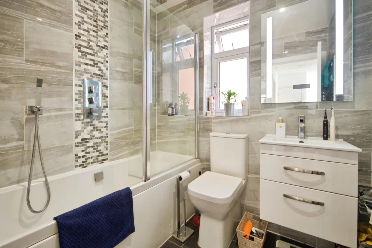 Beverley Close, London, N21, photo 10