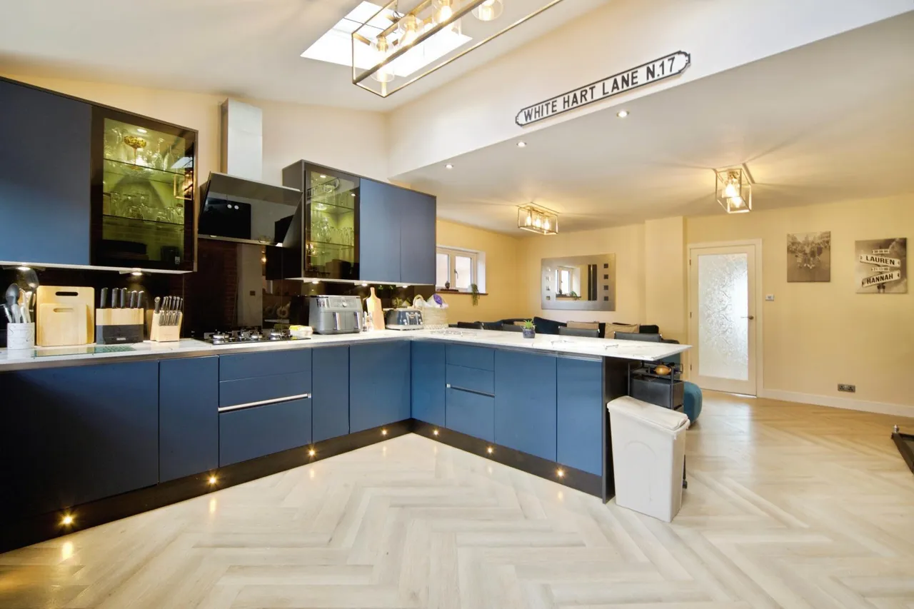 Beverley Close, London, N21, photo 3