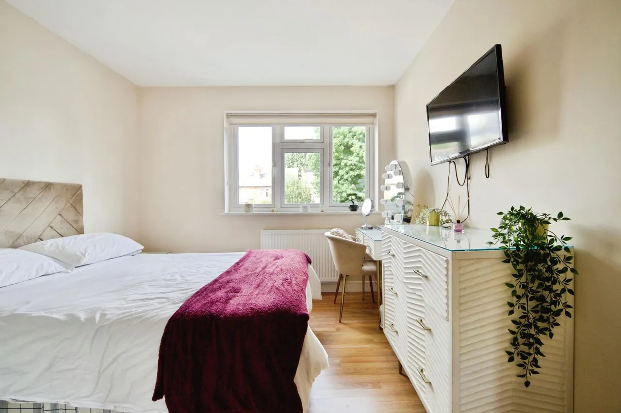 Beverley Close, London, N21, photo 13