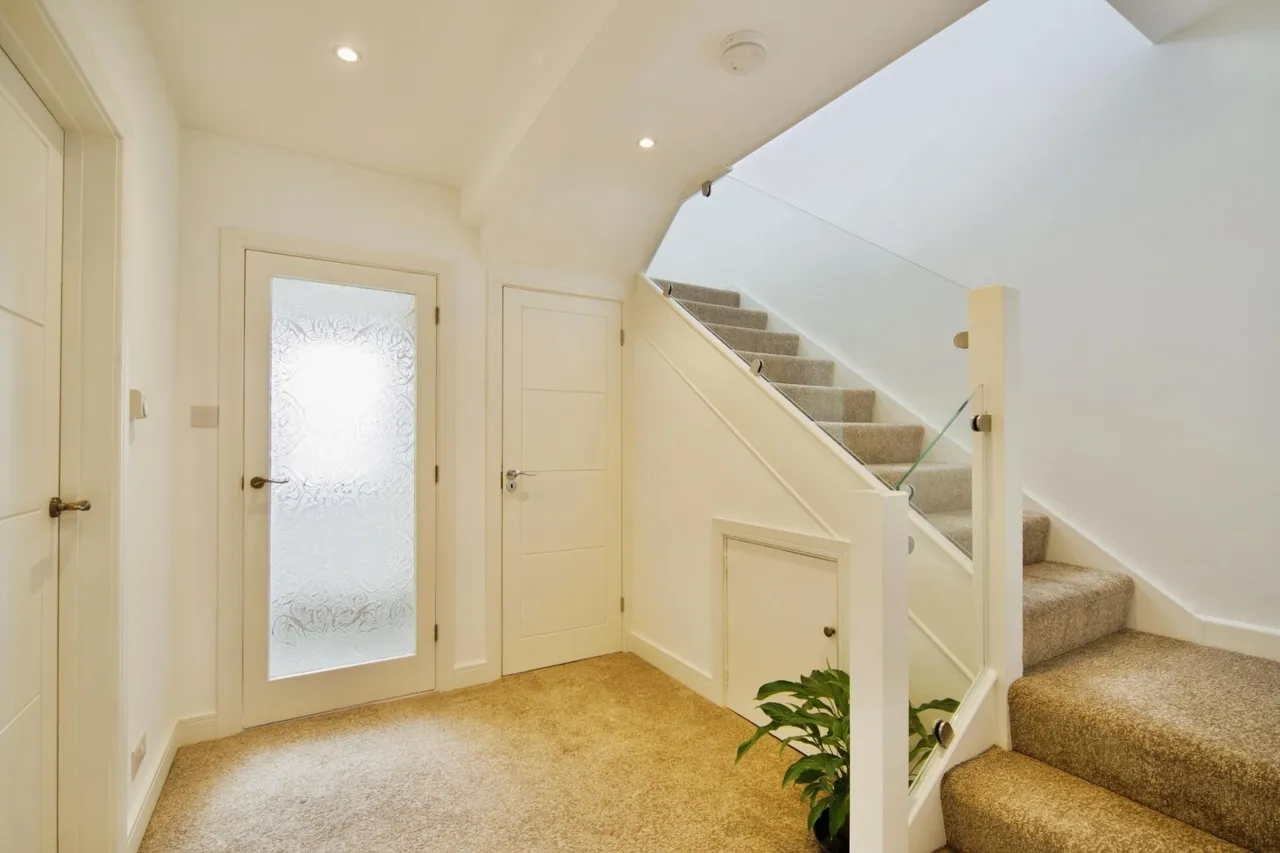 Beverley Close, London, N21, photo 4
