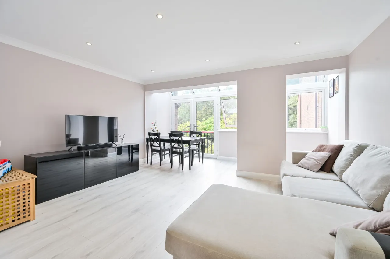 4 bed flat to rent — 78 Bywater Place, London