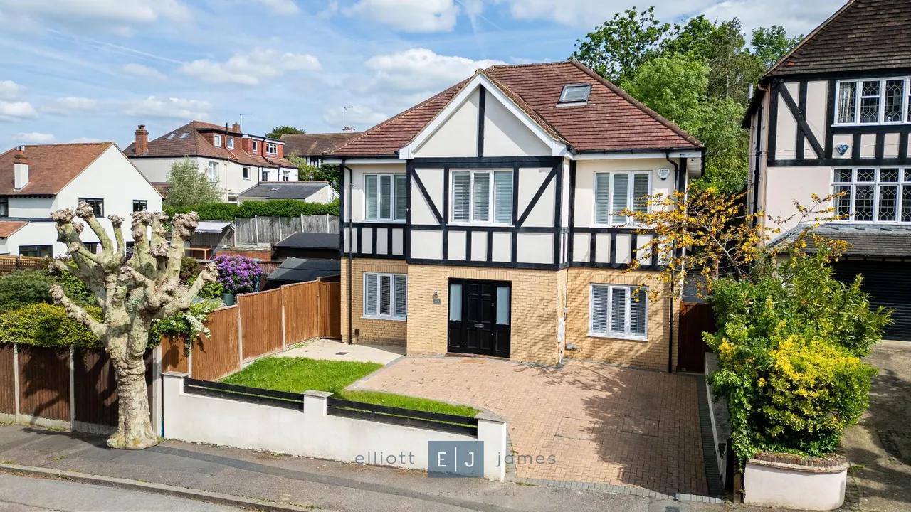 4 bed house for sale — Summerfield Road, Loughton