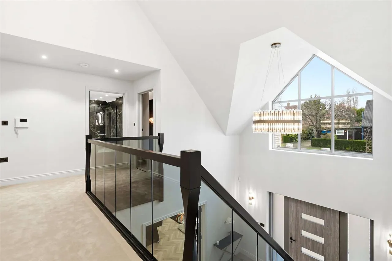 Hillcrest Road, Loughton, Essex, IG10 4QH, photo 12