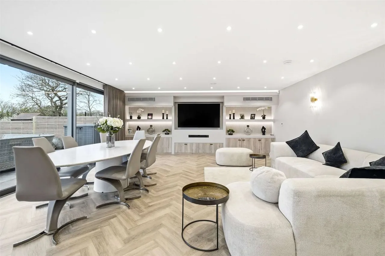 Hillcrest Road, Loughton, Essex, IG10 4QH, photo 6
