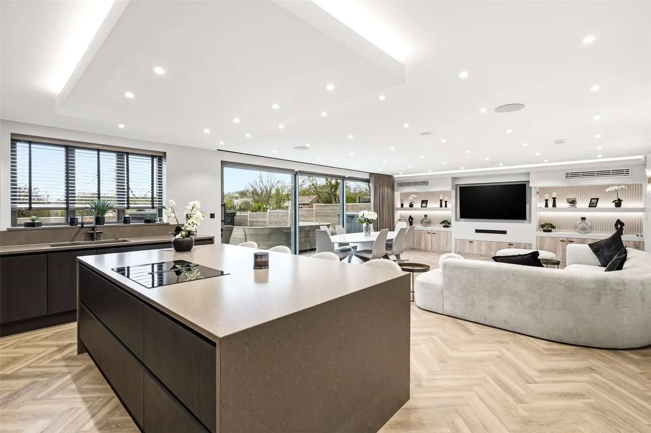 Hillcrest Road, Loughton, Essex, IG10 4QH, photo 4