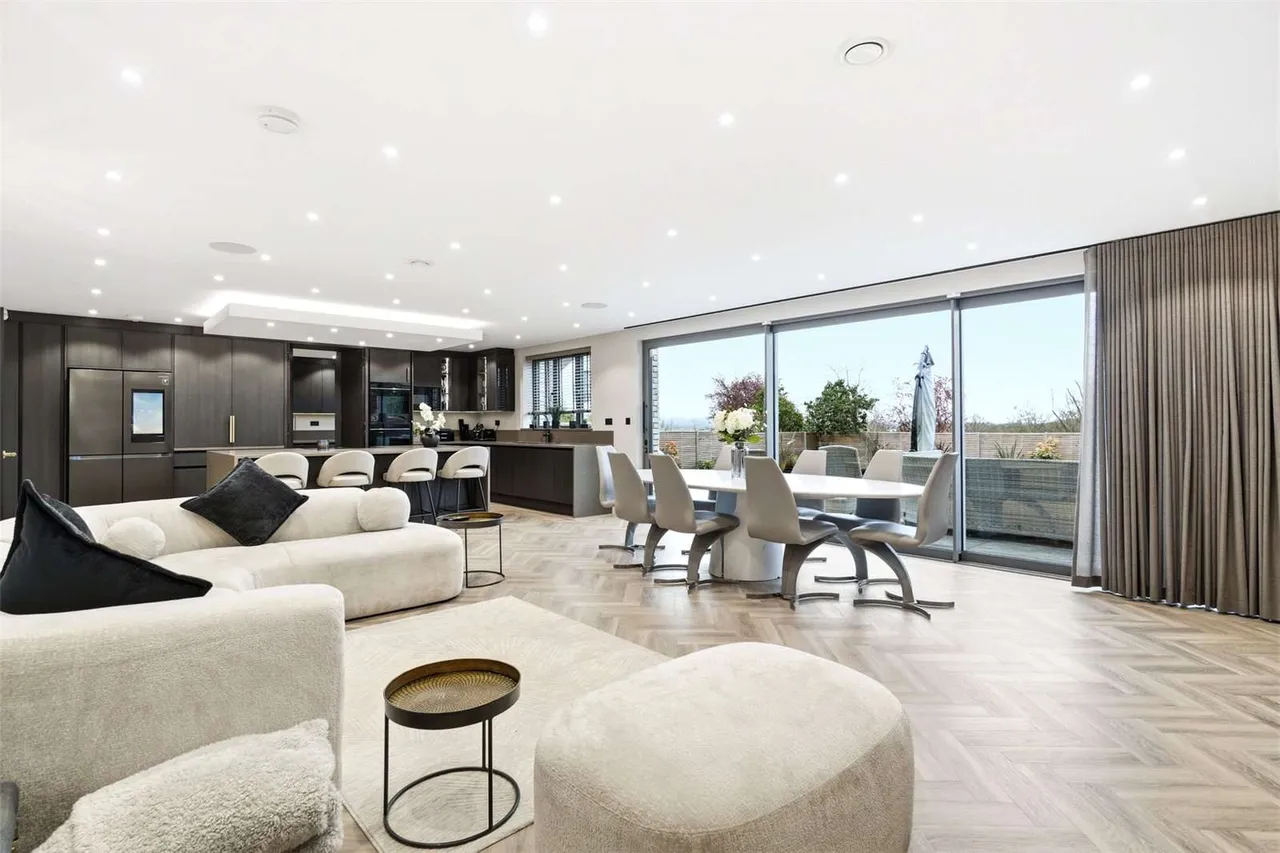 Hillcrest Road, Loughton, Essex, IG10 4QH, photo 7
