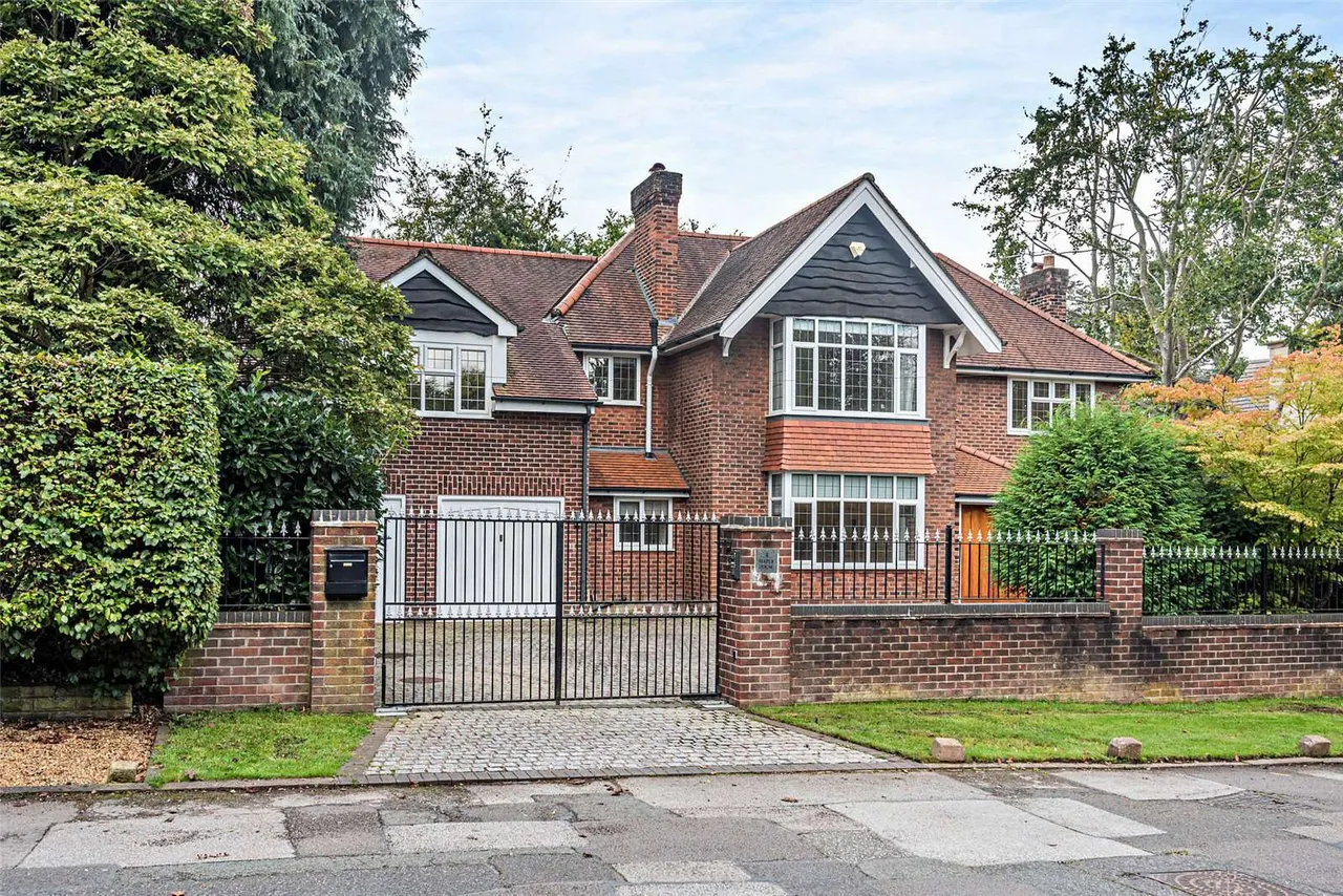 5 bed house to rent — Torkington Road, Wilmslow, Cheshire, SK9 2AE