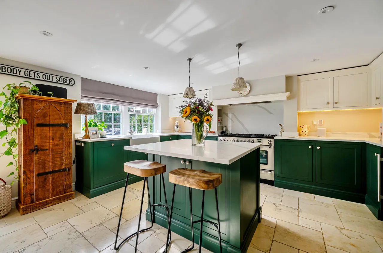 Pankridge Street, Crondall, Farnham, Hampshire, GU10 5QU, photo 3