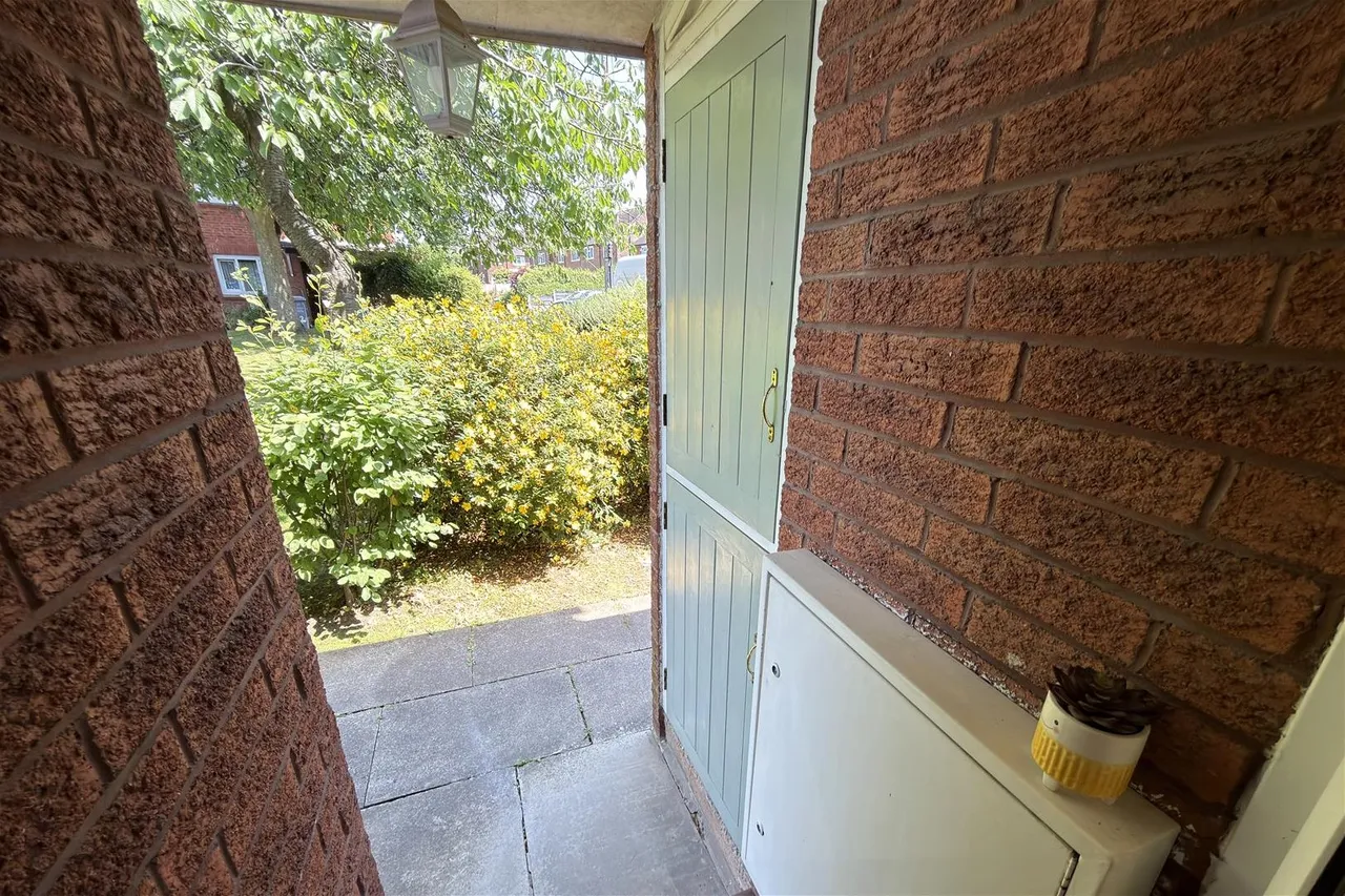 Clarke Crescent, Hale, Cheshire WA15 8NP, photo 13