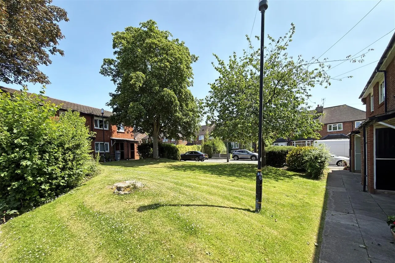 Clarke Crescent, Hale, Cheshire WA15 8NP, photo 20