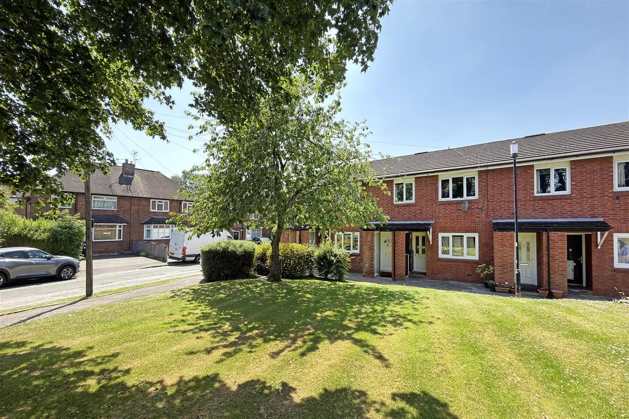 Clarke Crescent, Hale, Cheshire WA15 8NP, photo 17