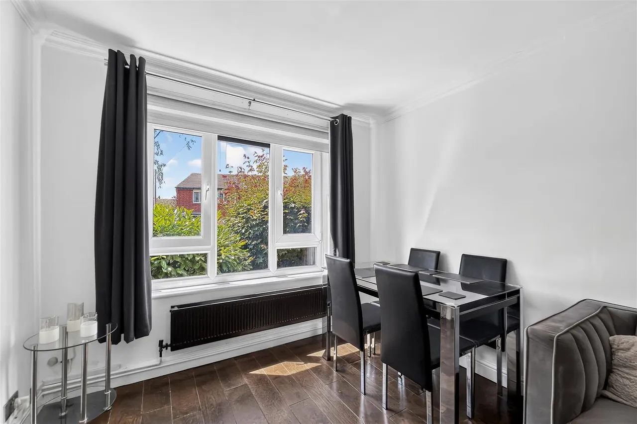 Clarke Crescent, Hale, Cheshire WA15 8NP, photo 4