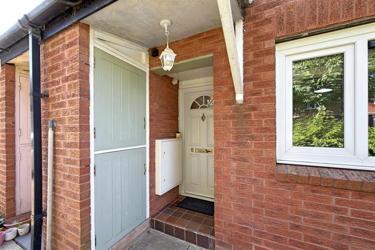 Clarke Crescent, Hale, Cheshire WA15 8NP, photo 16