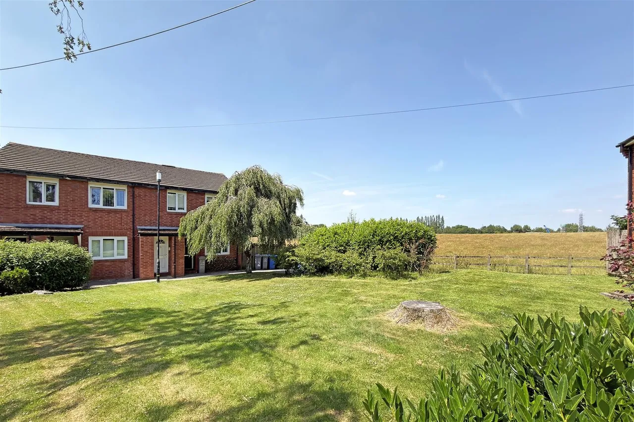 Clarke Crescent, Hale, Cheshire WA15 8NP, photo 23