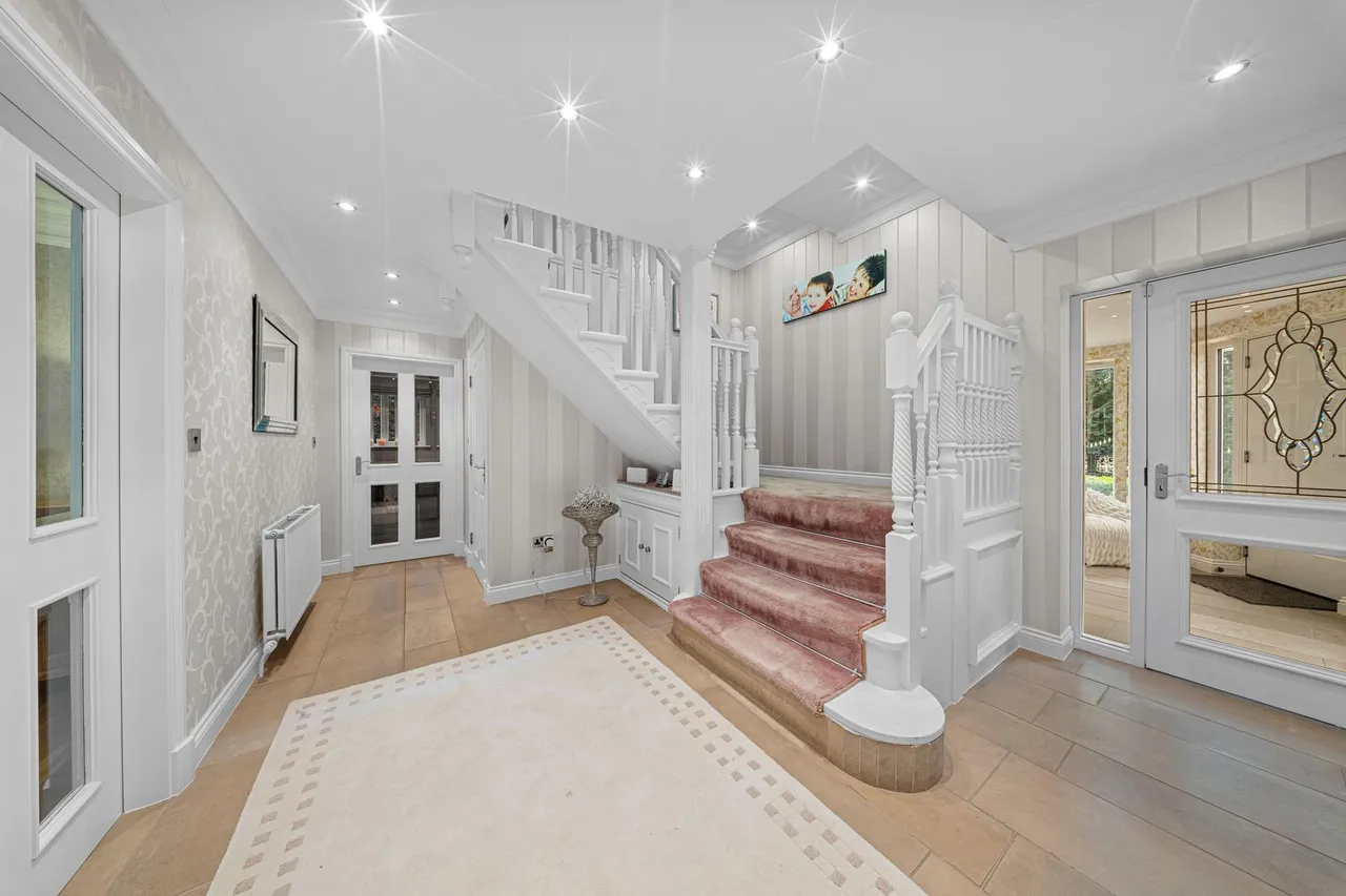 Thorp, Royton, OL2, photo 8