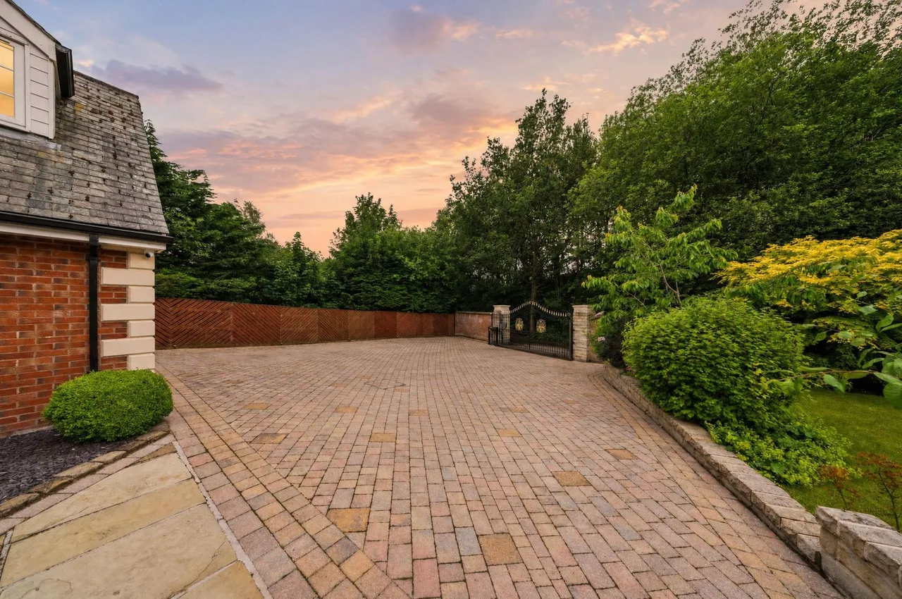 Thorp, Royton, OL2, photo 33