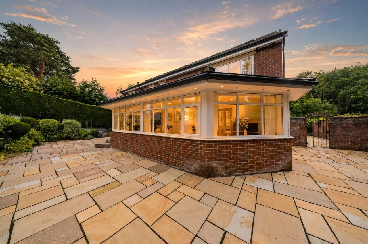 Thorp, Royton, OL2, photo 32