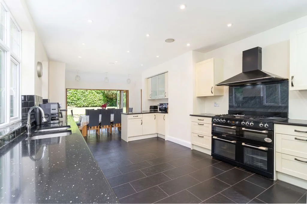 Smitham Downs Road, Purley CR8 4NA, photo 3