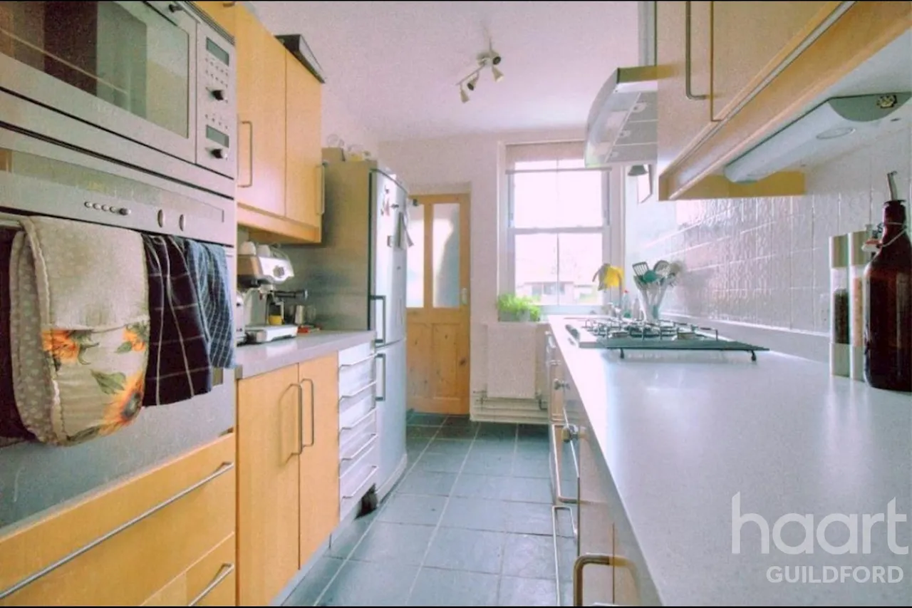 2 bed house to rent, Baillie Road, GU1