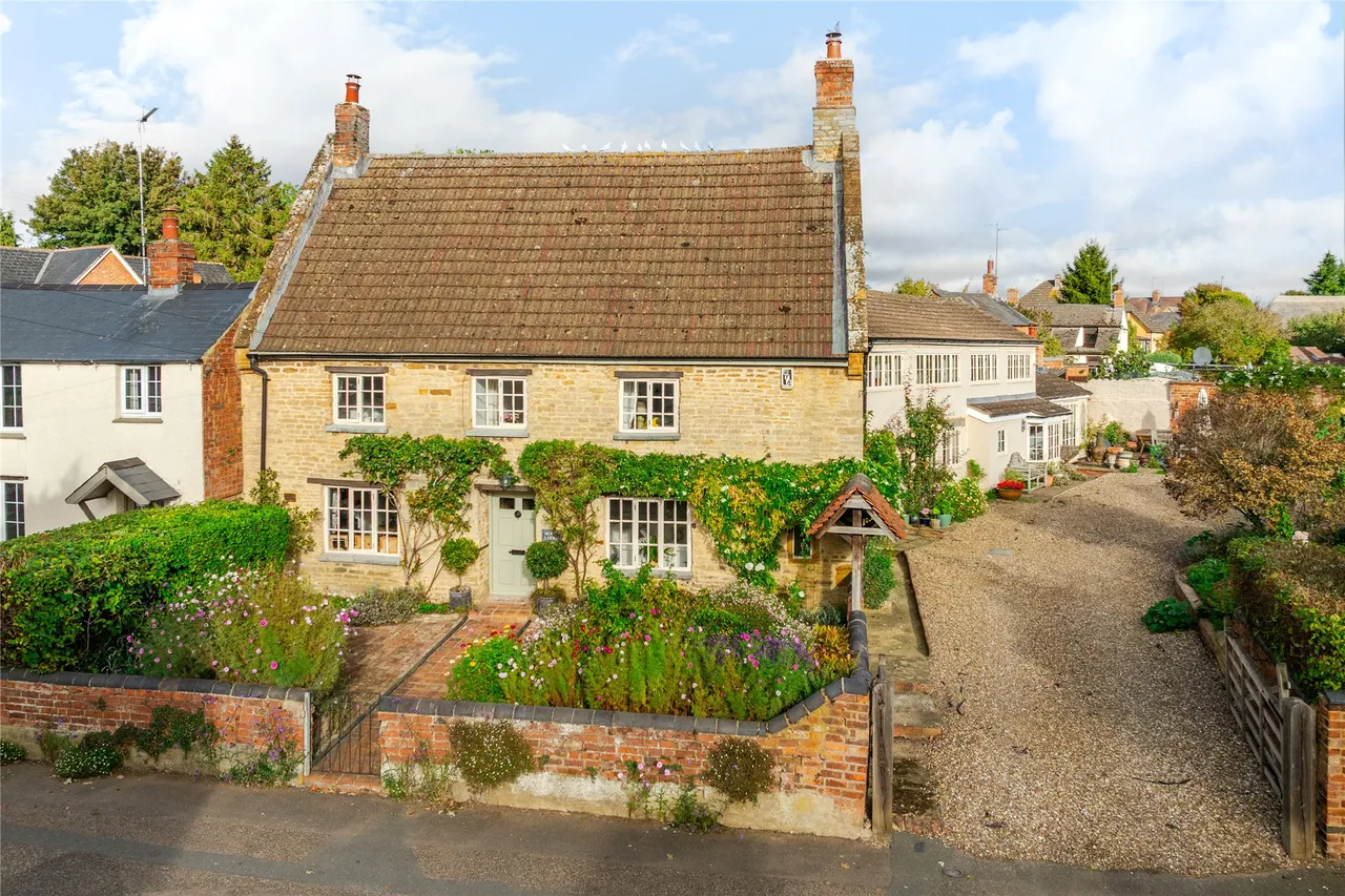 5 bed property for sale, Church Street, Nether Heyford, NN7