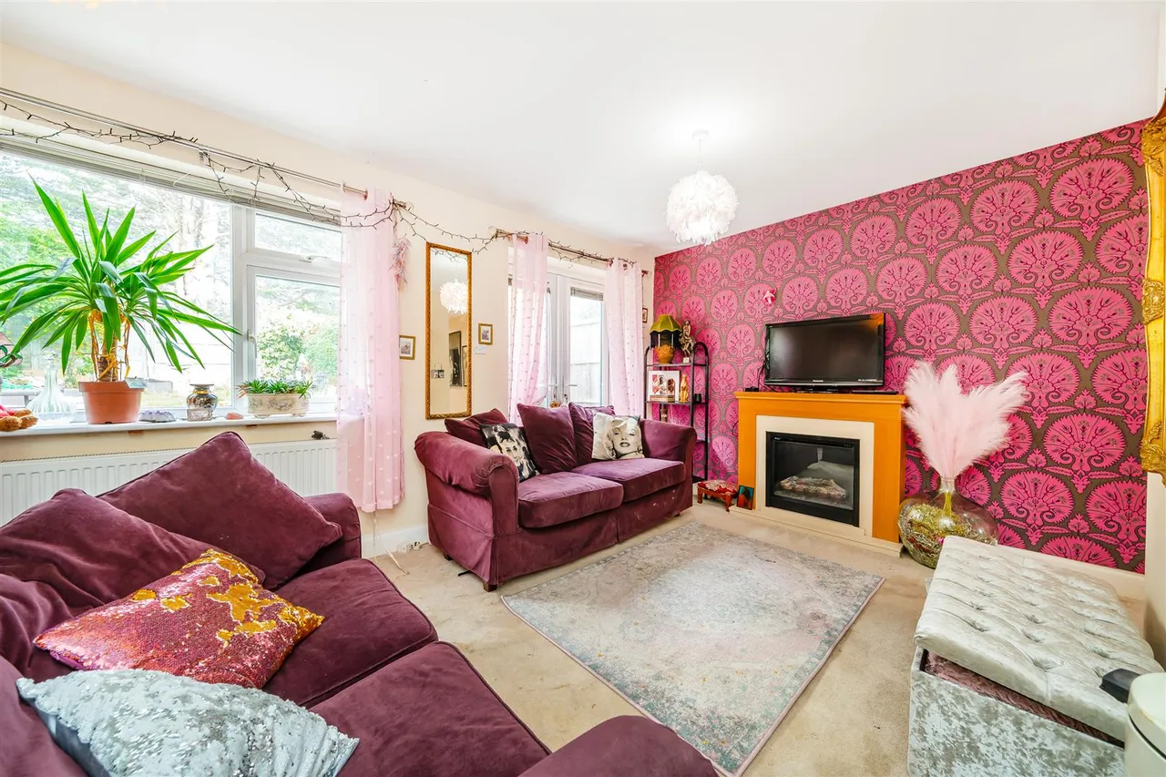Bushey Close, Ickenham, UB10, photo 2
