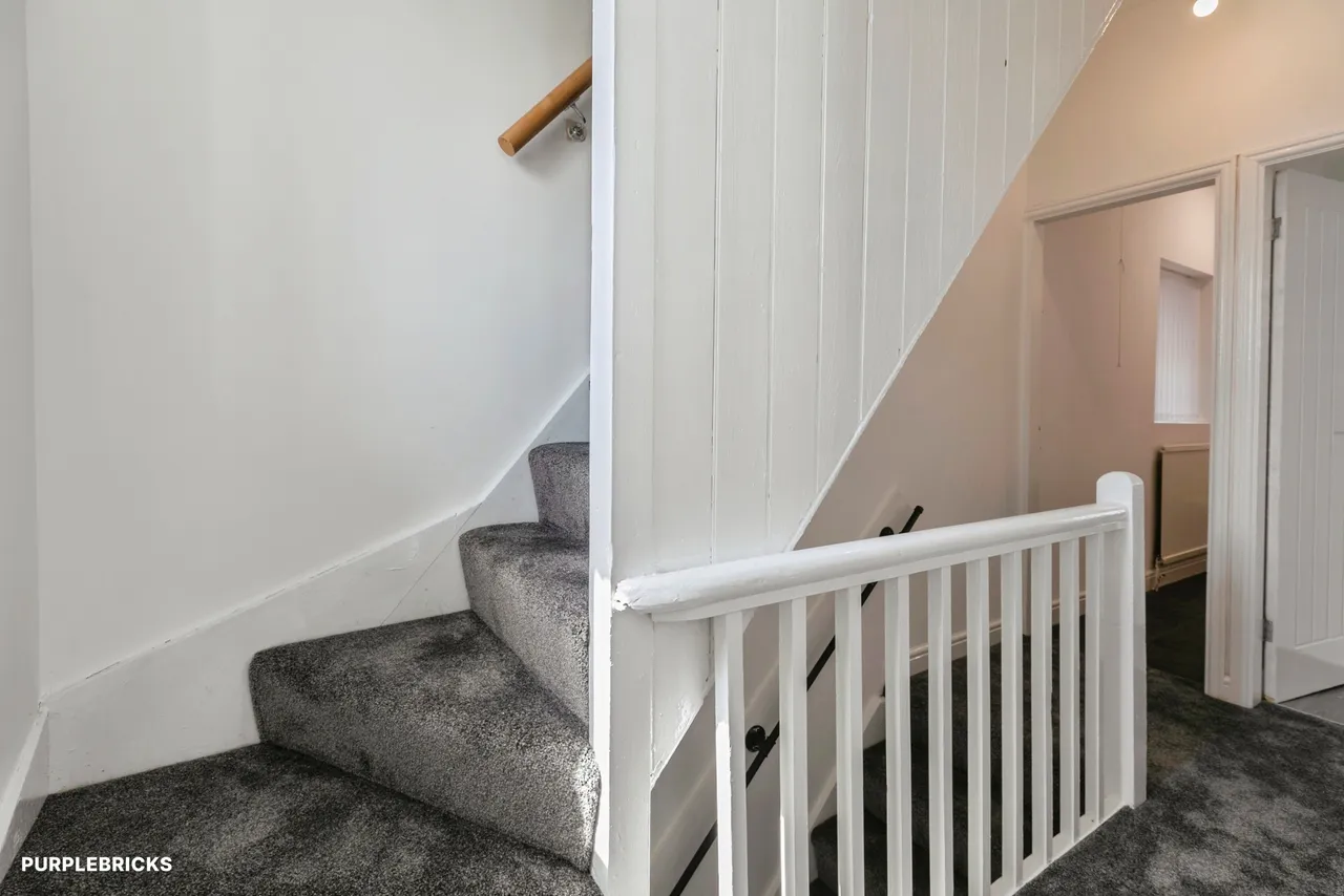 Middle Cliff Lane, Barnsley, S72, photo 13