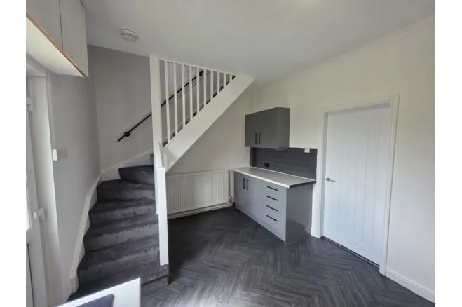 Middle Cliff Lane, Barnsley, S72, photo 5