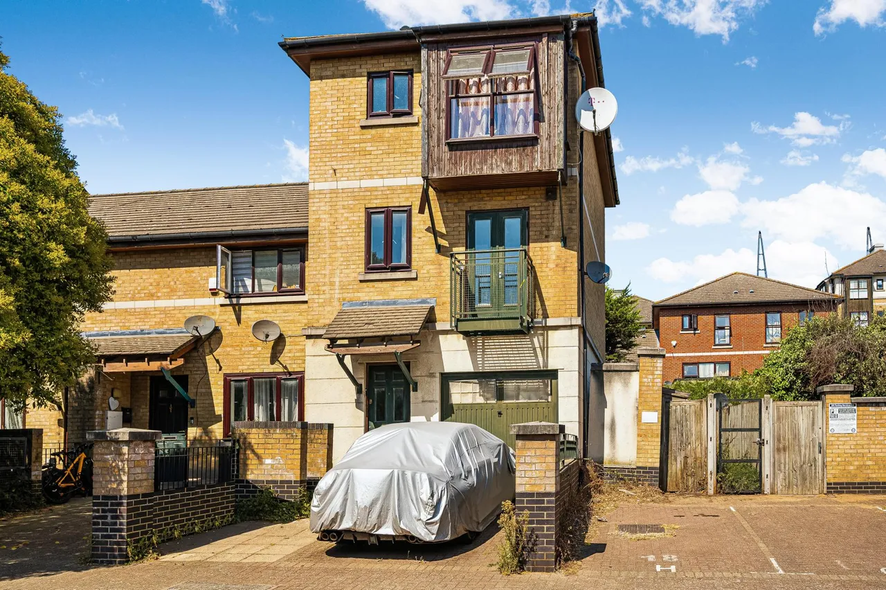 3 bed house for sale, Badminton Mews, London, E16