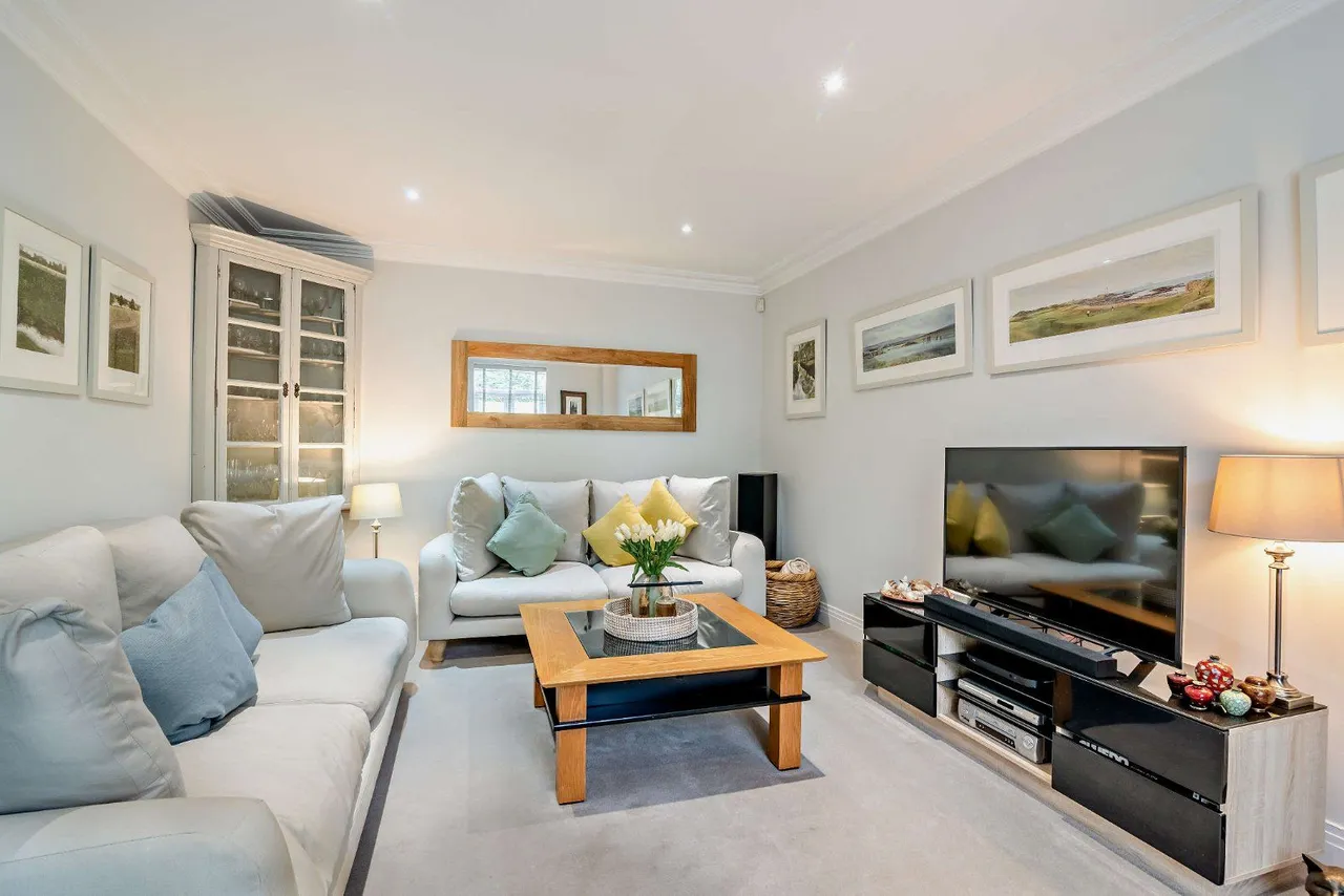 Sir Geoffrey Todd Walk, Midhurst, GU29, photo 9