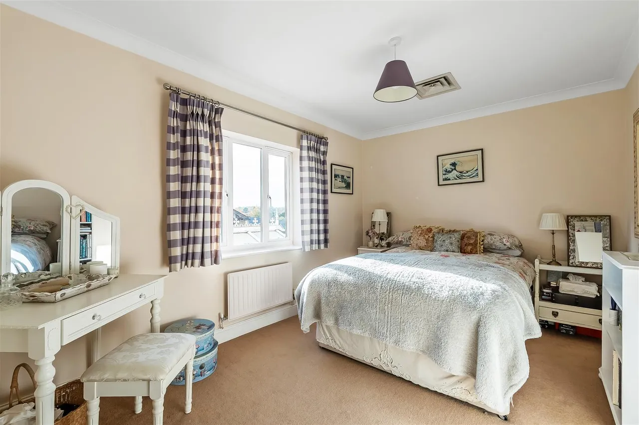 St. Margaret Drive, Epsom, KT18, photo 17