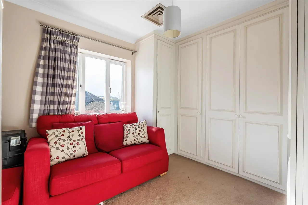St. Margaret Drive, Epsom, KT18, photo 20