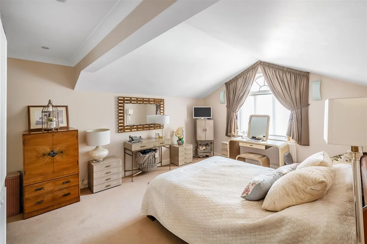 St. Margaret Drive, Epsom, KT18, photo 4