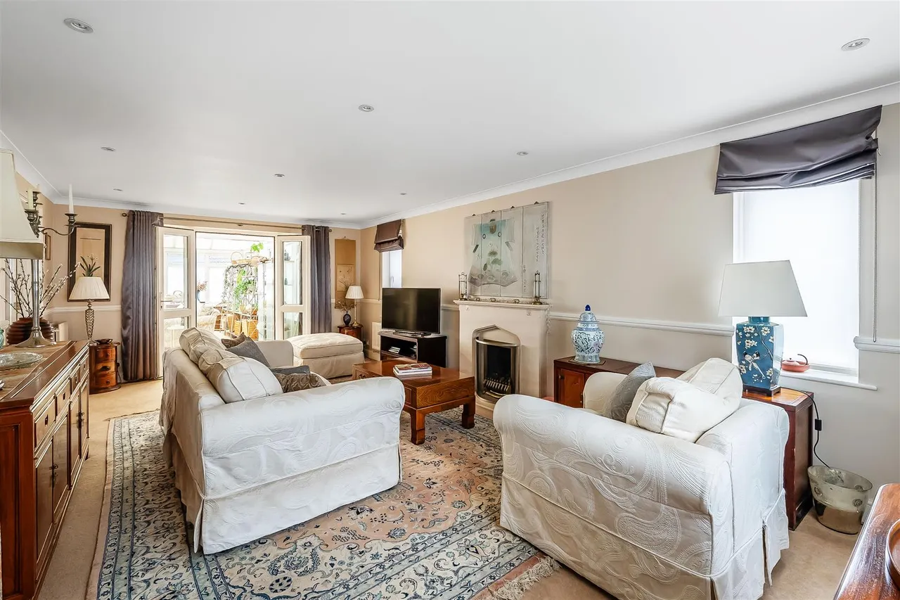 St. Margaret Drive, Epsom, KT18, photo 9