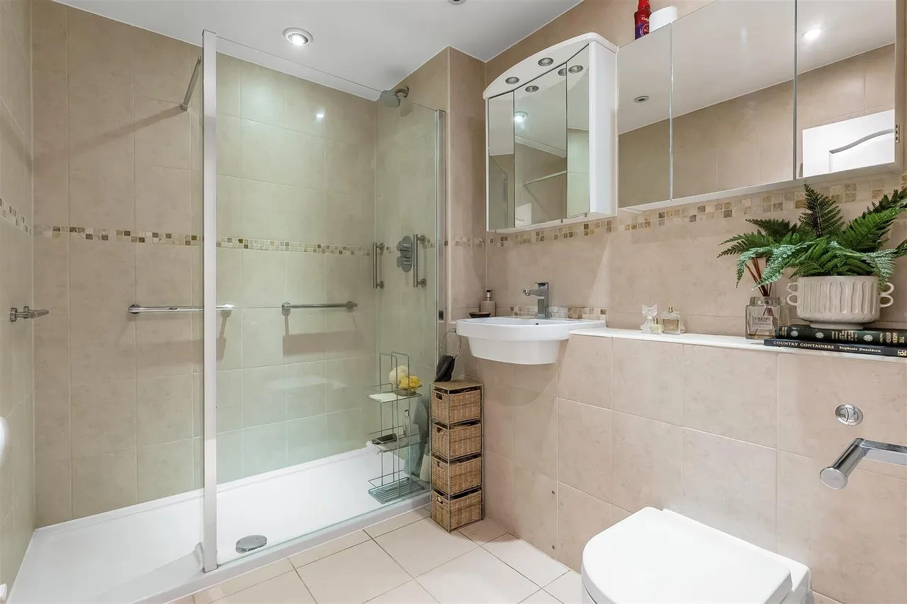 St. Margaret Drive, Epsom, KT18, photo 16