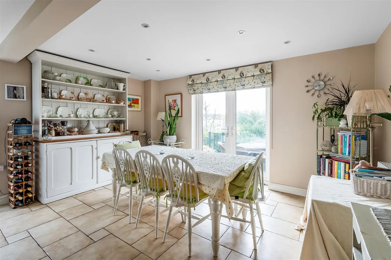 St. Margaret Drive, Epsom, KT18, photo 7