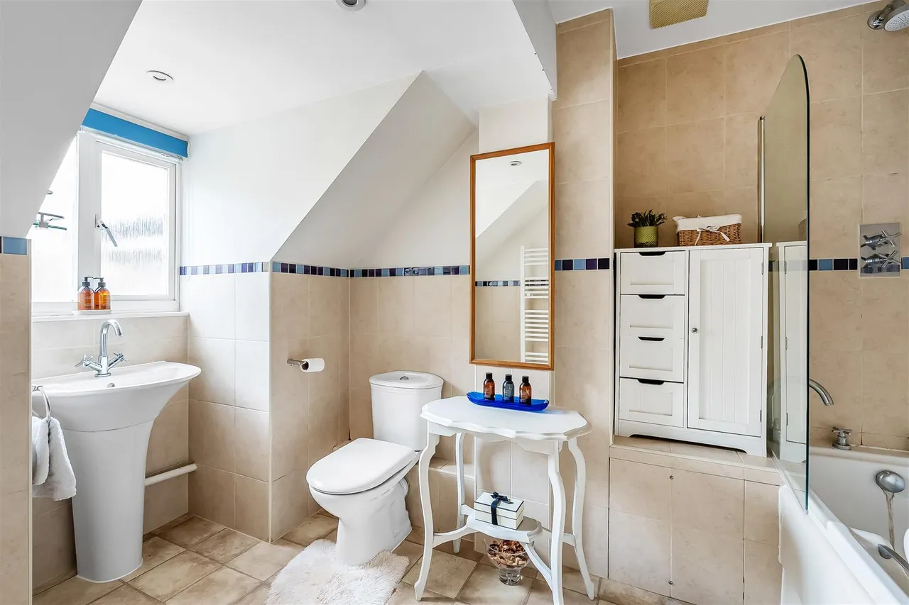 St. Margaret Drive, Epsom, KT18, photo 21
