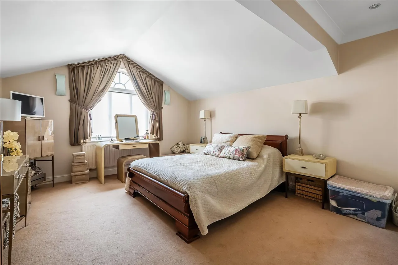 St. Margaret Drive, Epsom, KT18, photo 19