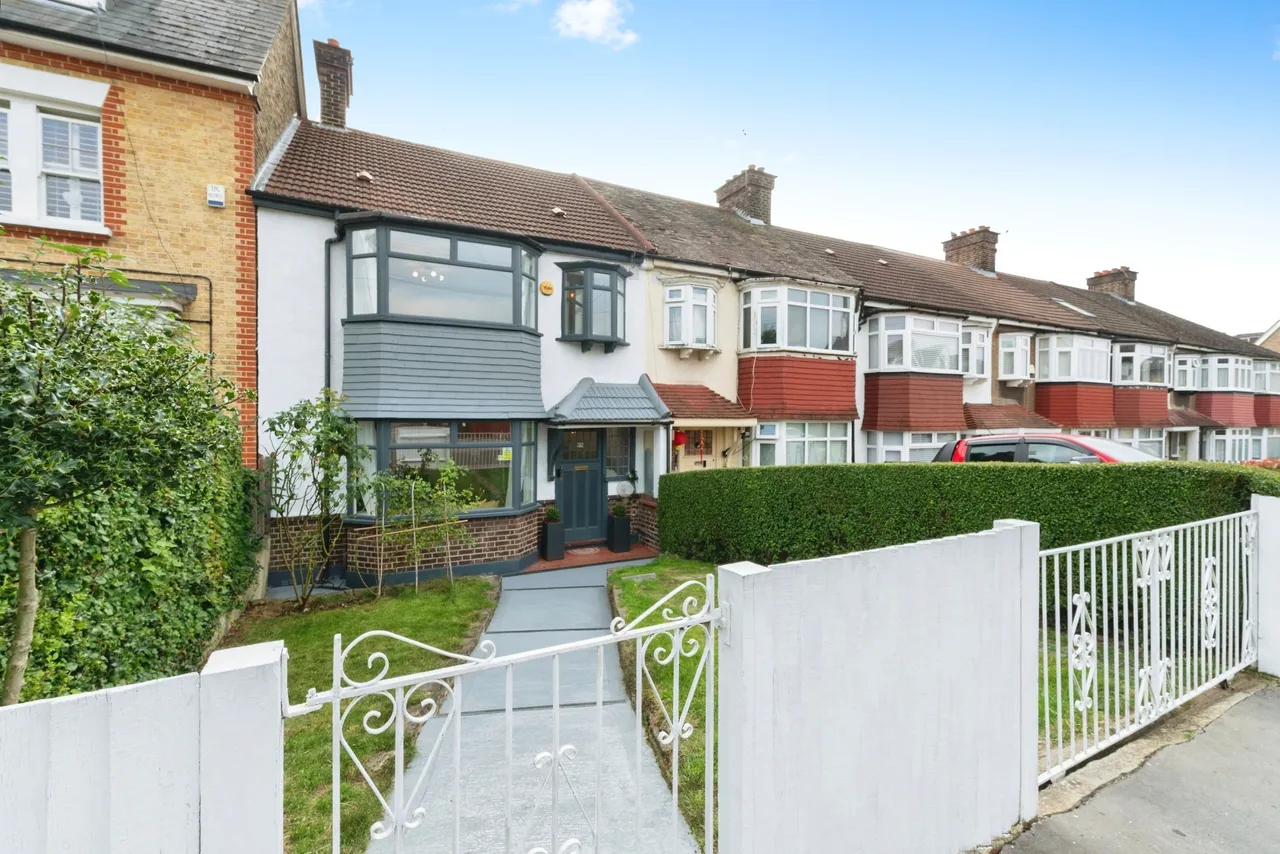 3 bed house for sale — Holmesdale Road, London