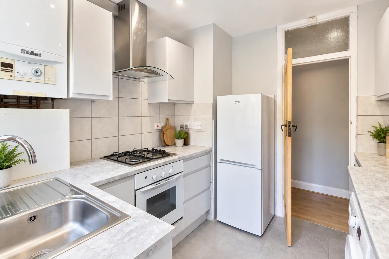 Eversley Crescent, Isleworth, photo 3