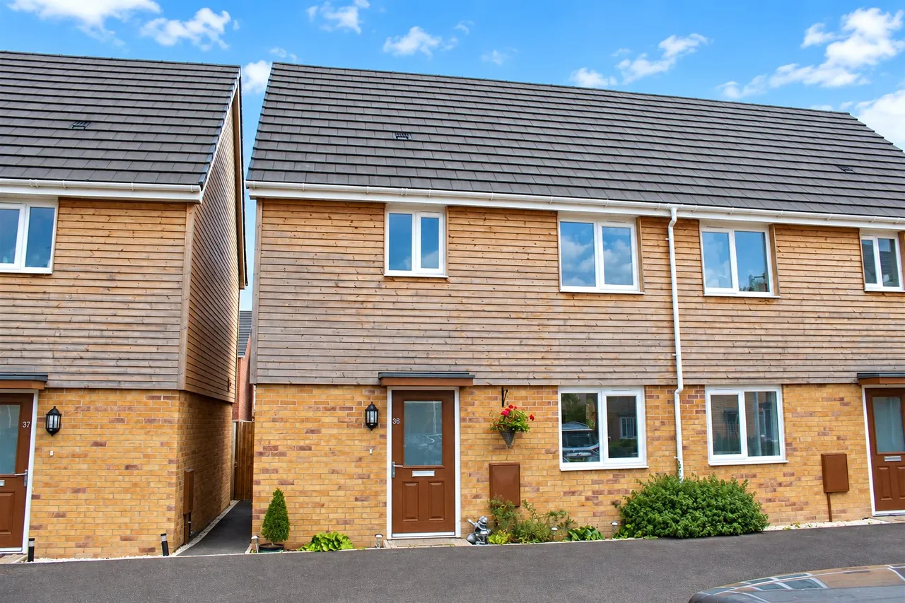 2 bed property to rent — Darwin Avenue, Dartford, DA1