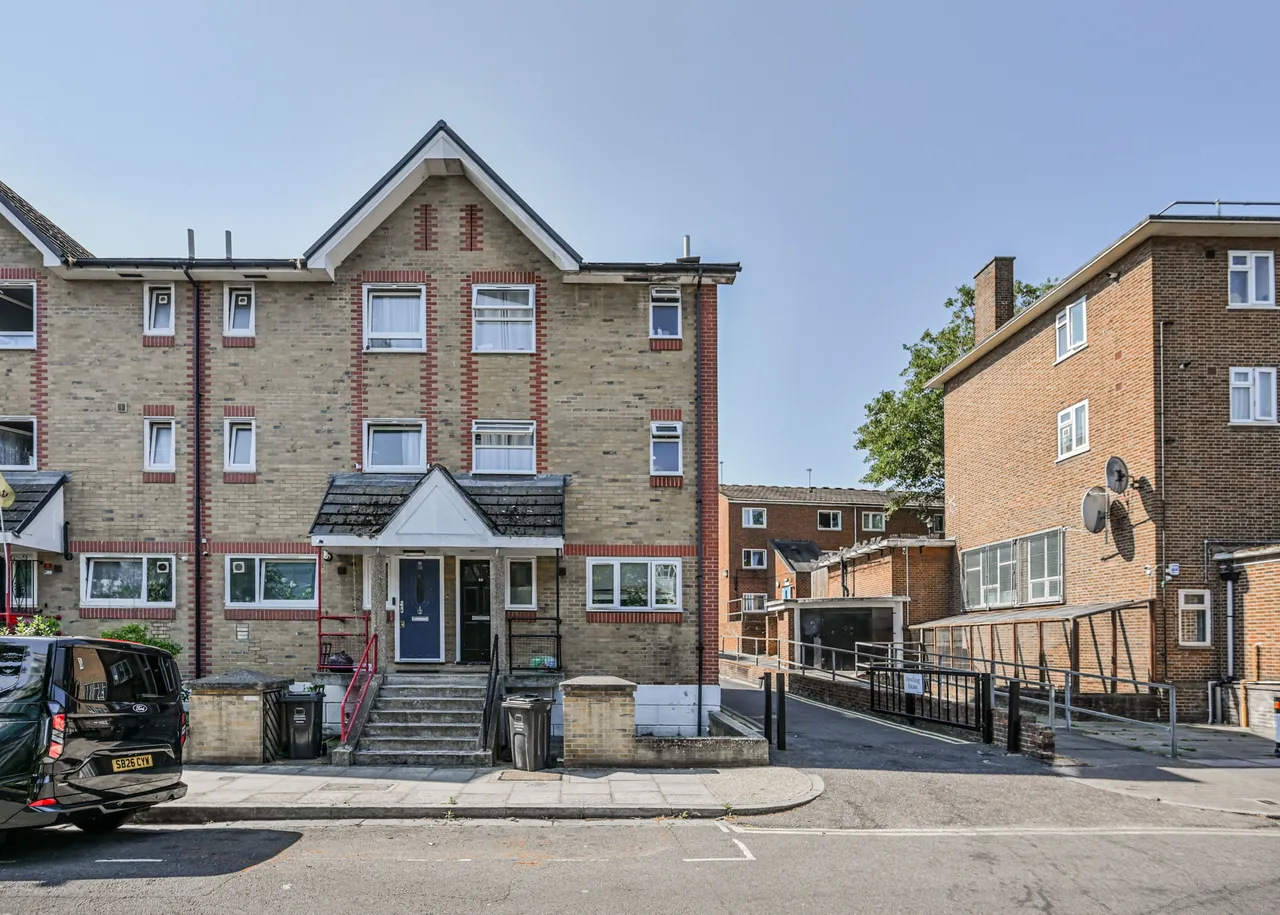 4 bed flat for sale — 40 Howard Road, London