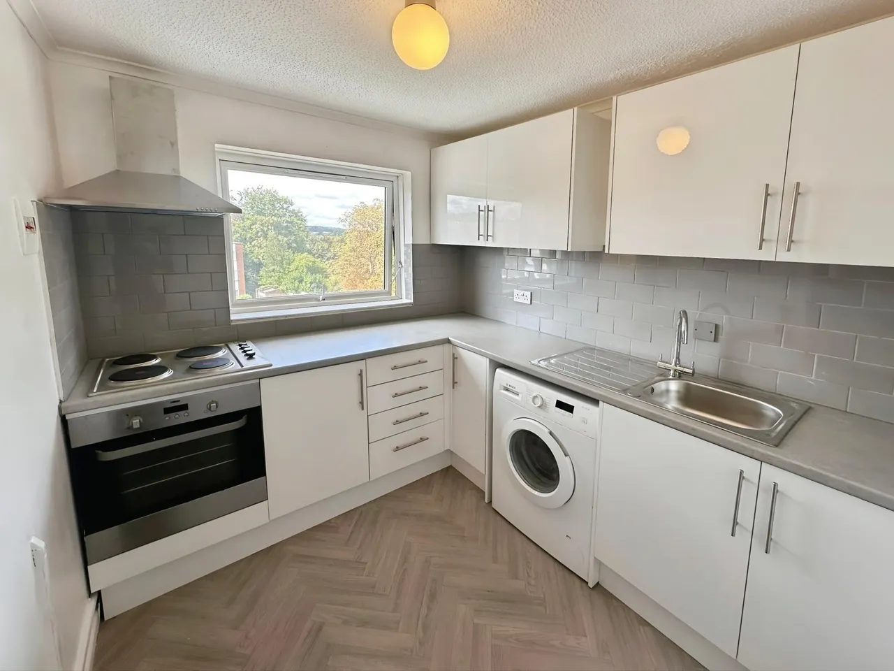 Off Old Bedford Rd, Luton, LU2, photo 2
