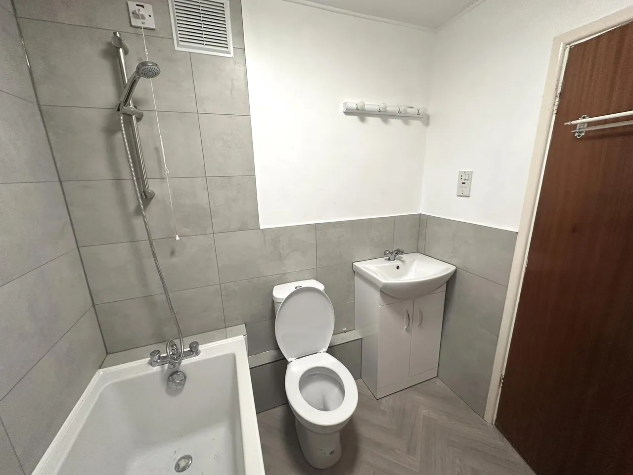 Off Old Bedford Rd, Luton, LU2, photo 17