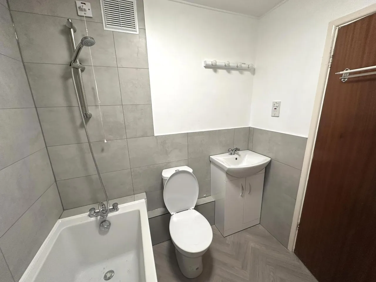 Off Old Bedford Rd, Luton, LU2, photo 16