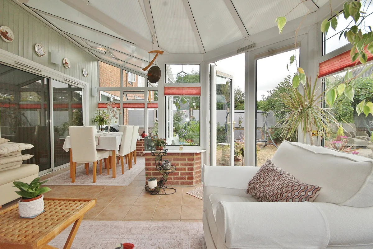 Alvescot Road, Carterton, photo 6