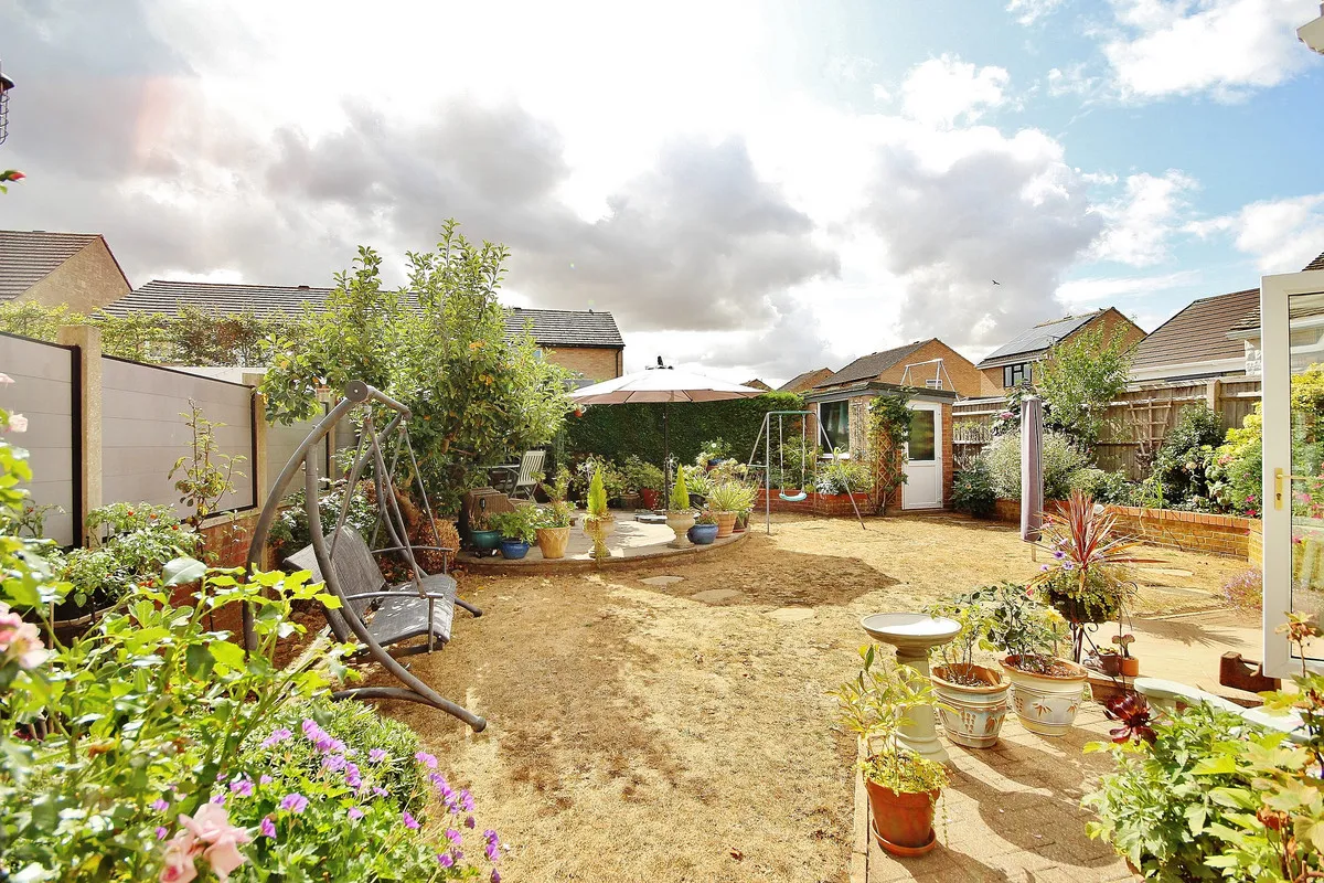 Alvescot Road, Carterton, photo 5