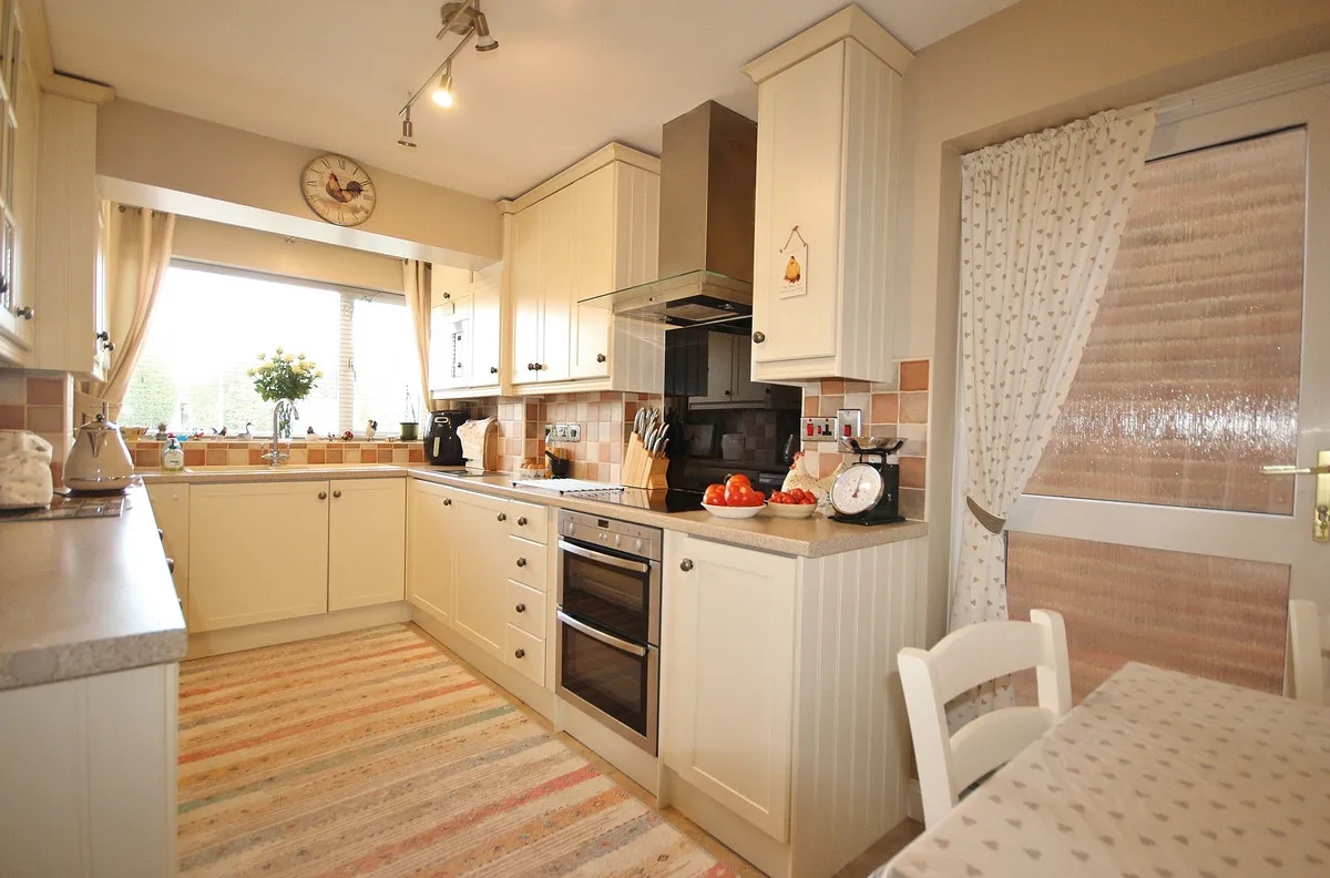 Alvescot Road, Carterton, photo 7