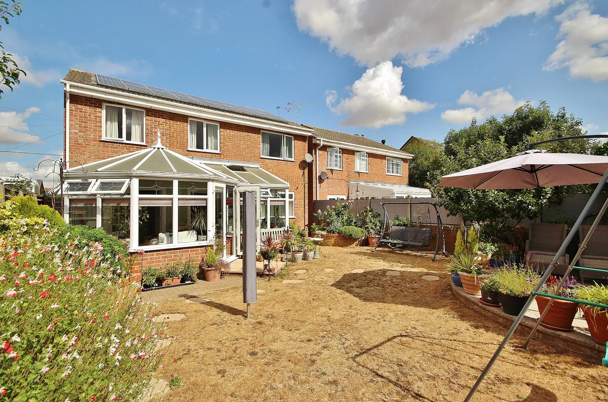 Alvescot Road, Carterton, photo 2
