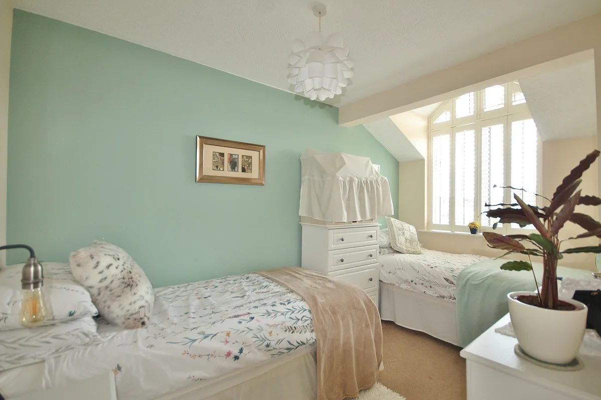 Alvescot Road, Carterton, photo 13
