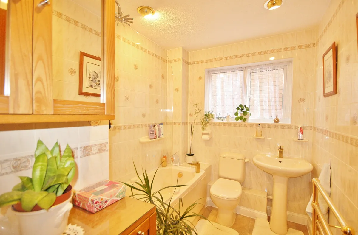 Alvescot Road, Carterton, photo 17